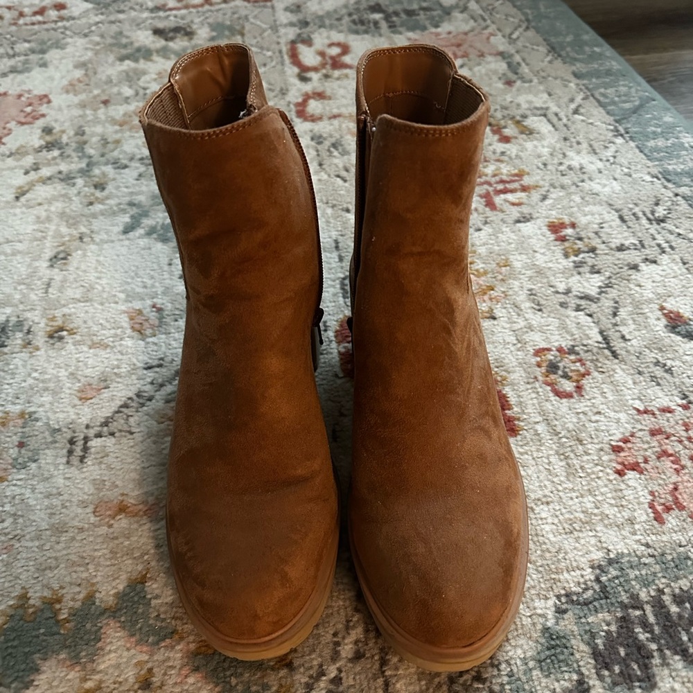 Universal Thread Lug Sole Boots - Size 8 - EUC